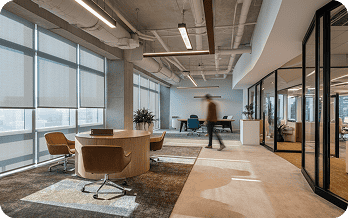 Escritório moderno com persianas e automação predial