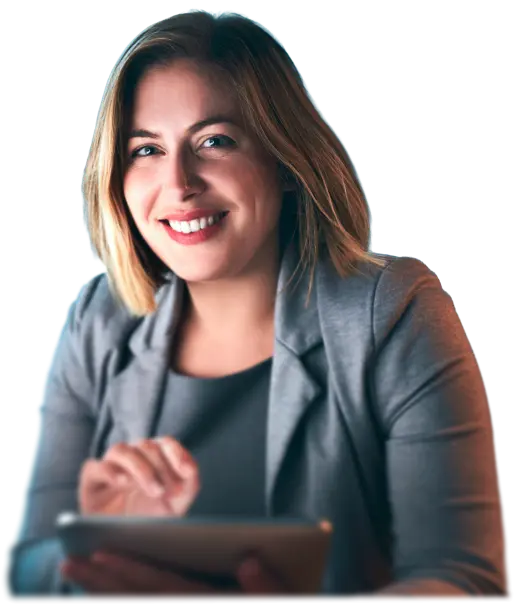 Mulher usando tablet para acompanhar operações com a Olli Conecta