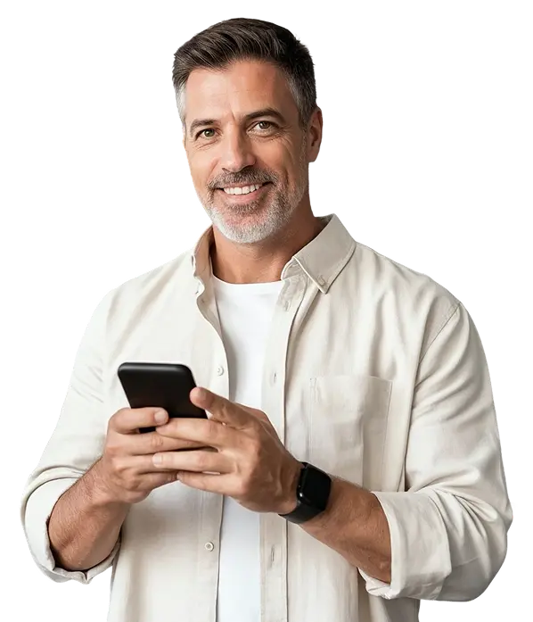 Homem sorrindo usando o smartphone para controlar o condomínio com a Olli Habita