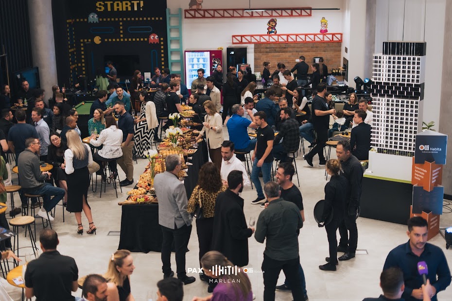 App de automação residencial controlando iluminação em condomínio inteligente.